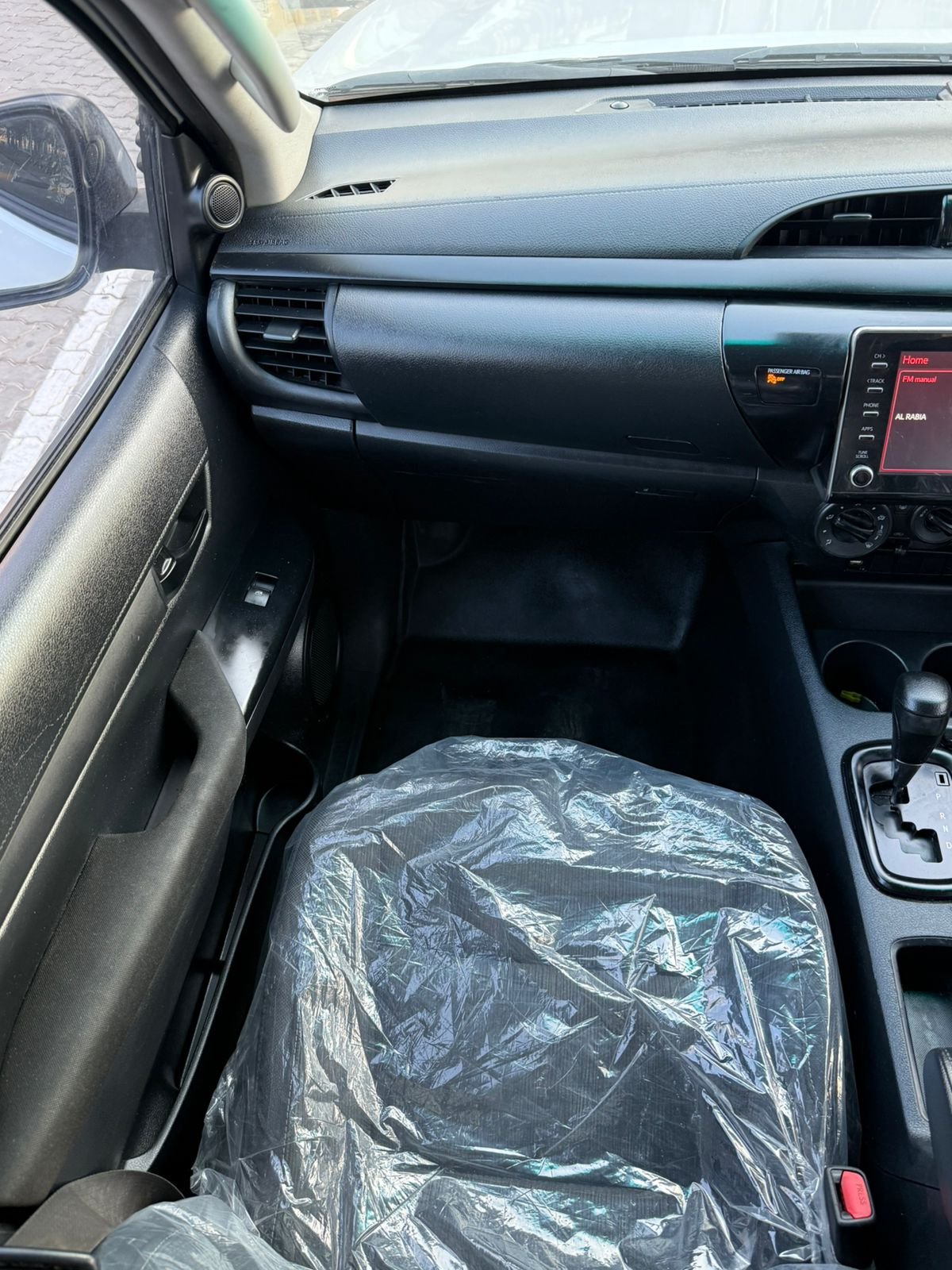 Toyota Hilux SR5 2019 White image